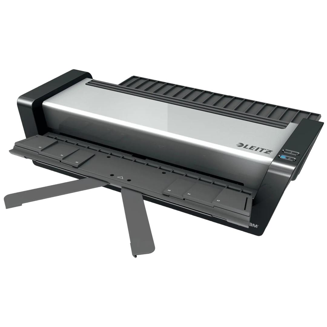 La plastifieuse à pochettes Leitz iLAM Touch Turbo Pro A3, bacs d'entrée et de sortie dépliés
