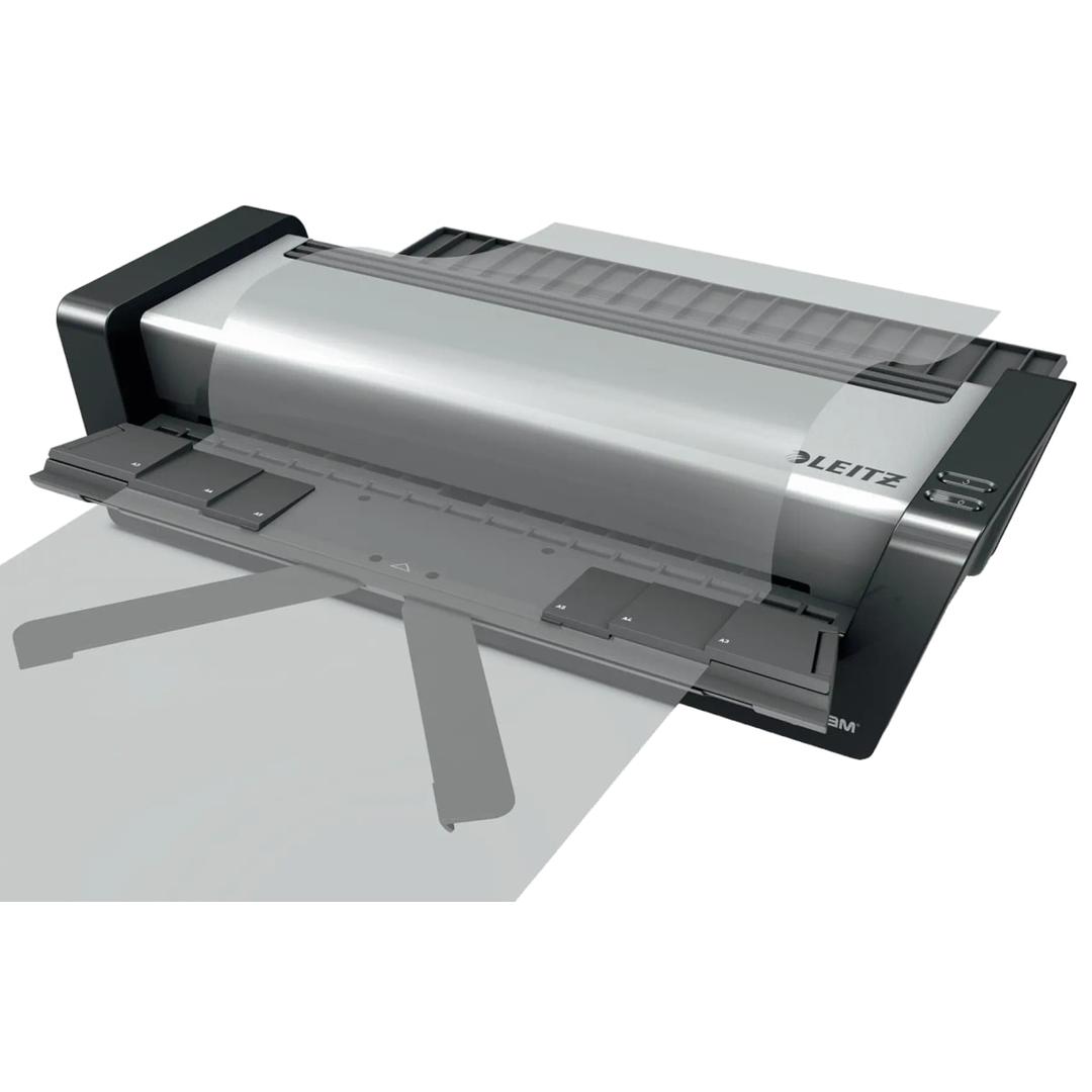 La plastifieuse à pochettes Leitz iLAM Touch Turbo Pro A3, une pochette en cours de plastification