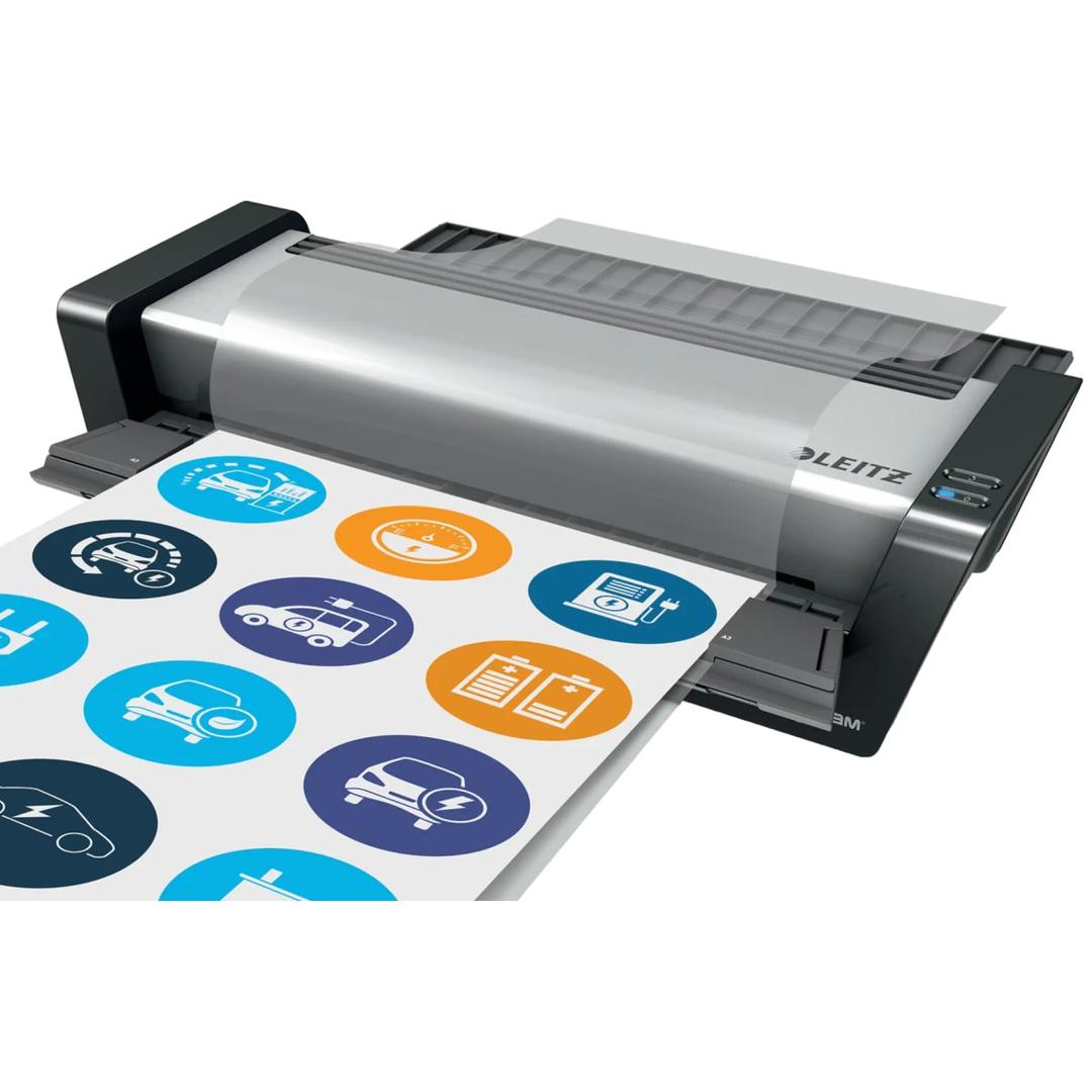 La plastifieuse à pochettes Leitz iLAM Touch Turbo Pro A3, une feuille de pastilles en sortie
