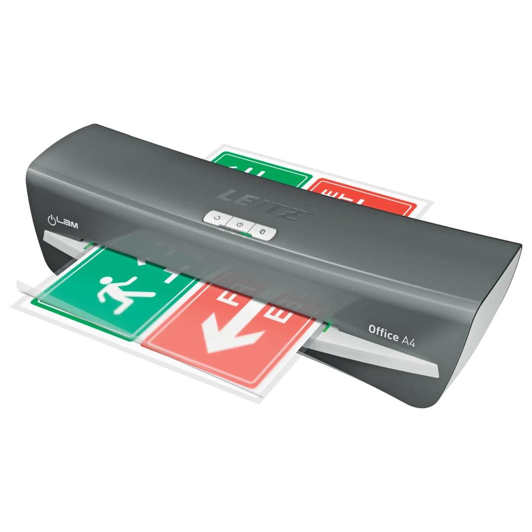 La plastifieuse à pochettes Leitz iLAM Office A4 vue de trois quarts, un document en sortie