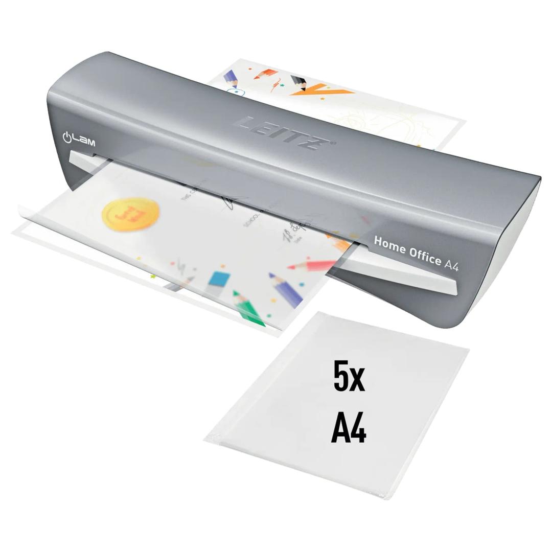 La plastifieuse à pochettes Leitz iLAM Home Office A4 vue de trois quarts, un document en sortie