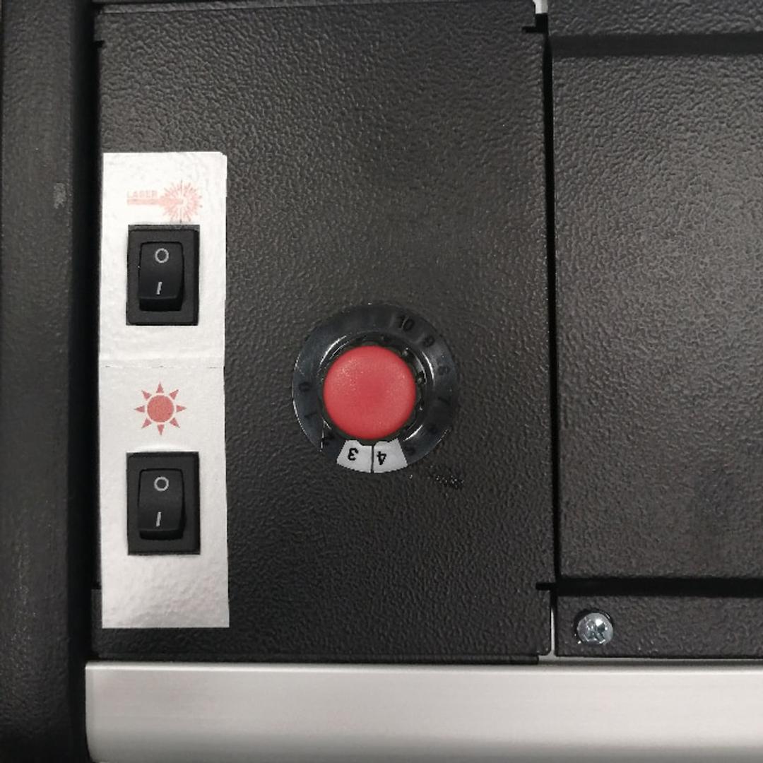 Interrupteurs et bouton rouge sur le côté de la table, coupeuse électrique NEOLT Electro Strong Trim 165