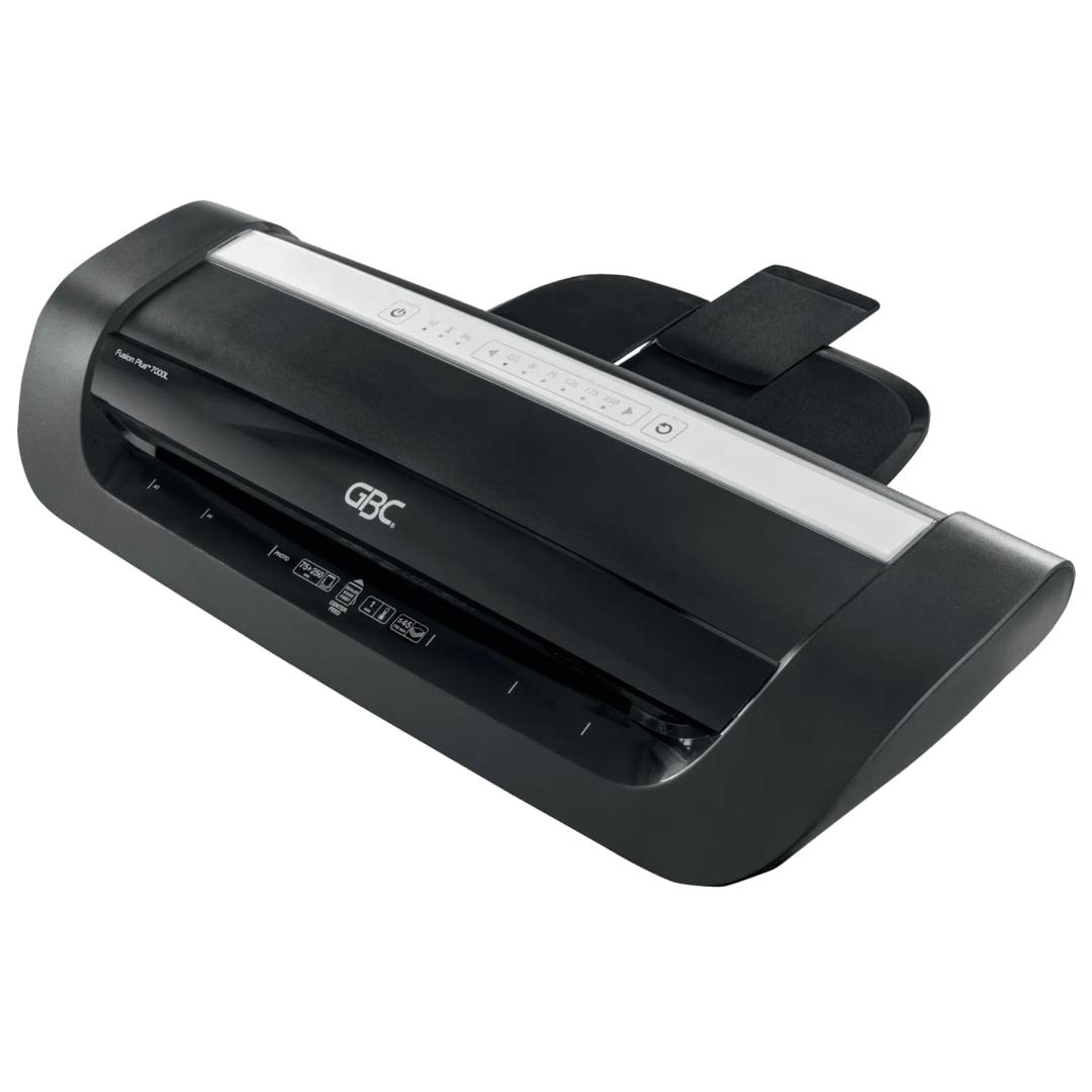 Plastifieuse à pochettes GBC Fusion Plus 7000L A3 vue de trois quarts, plateau d'entrée relevé