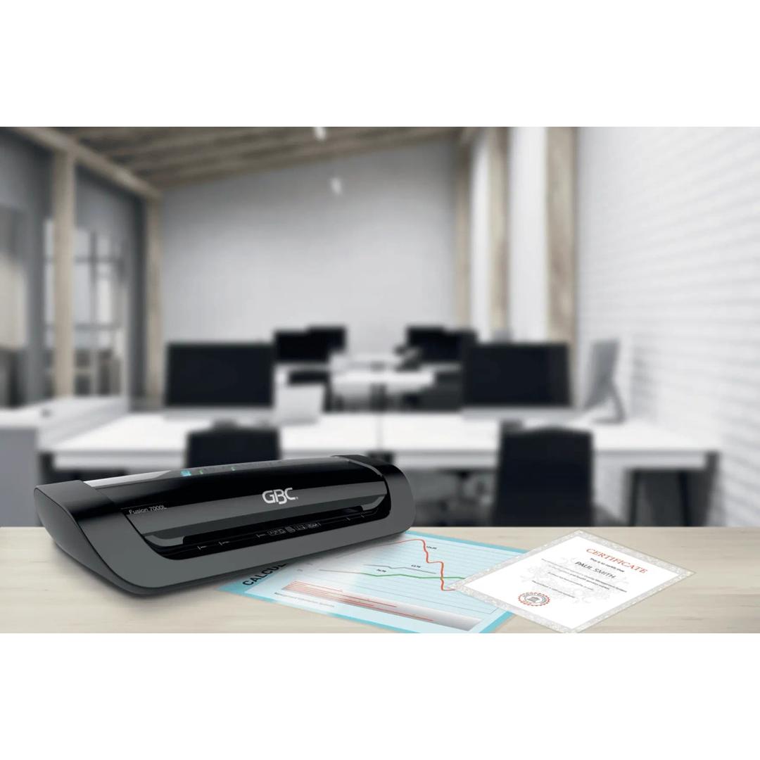 Plastifieuse à pochettes GBC Fusion Plus 7000L A3 posée dans un bureau, documents plastifiés à côté