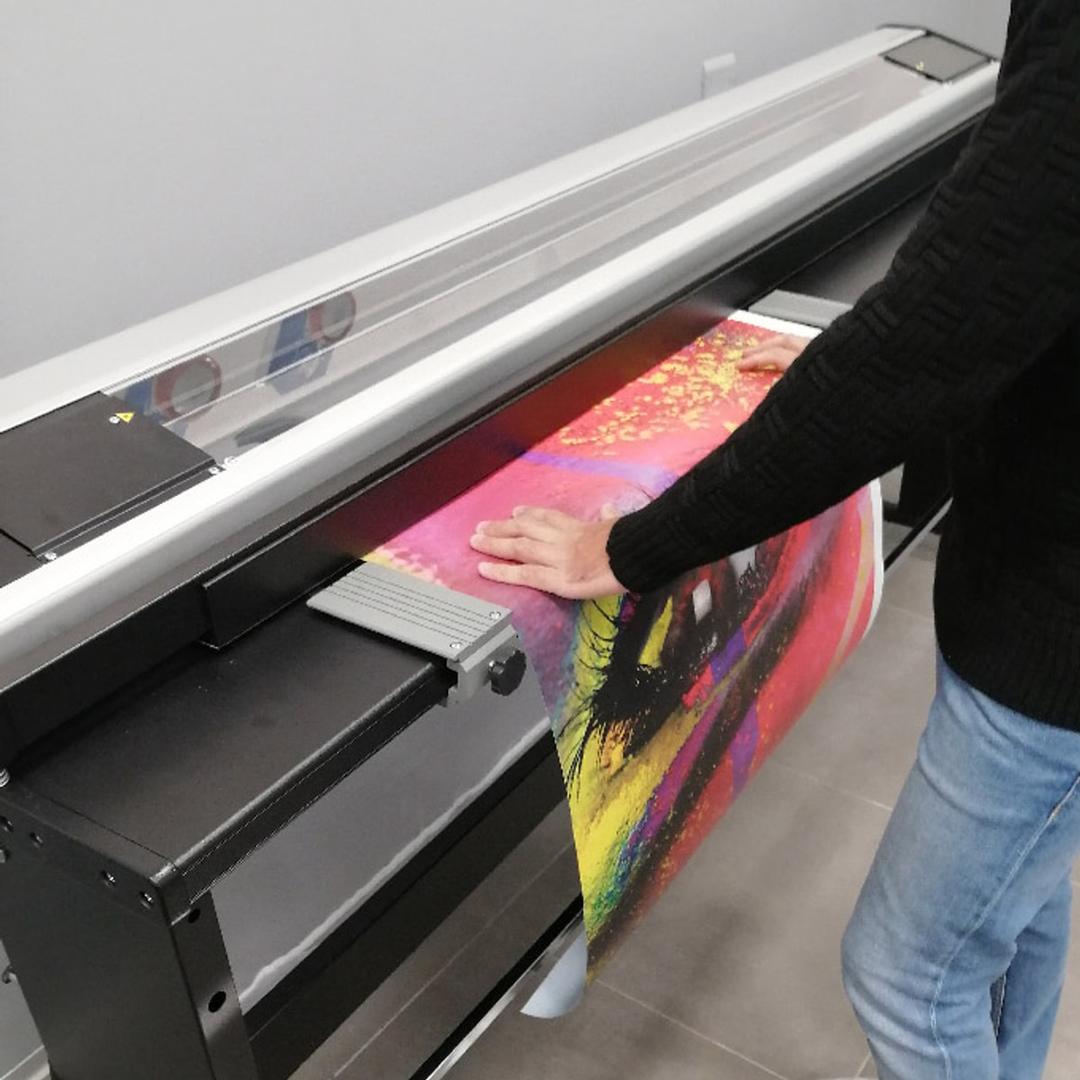Bâche imprimée en cours de coupe sur la coupeuse électrique NEOLT Electro Strong Trim 210