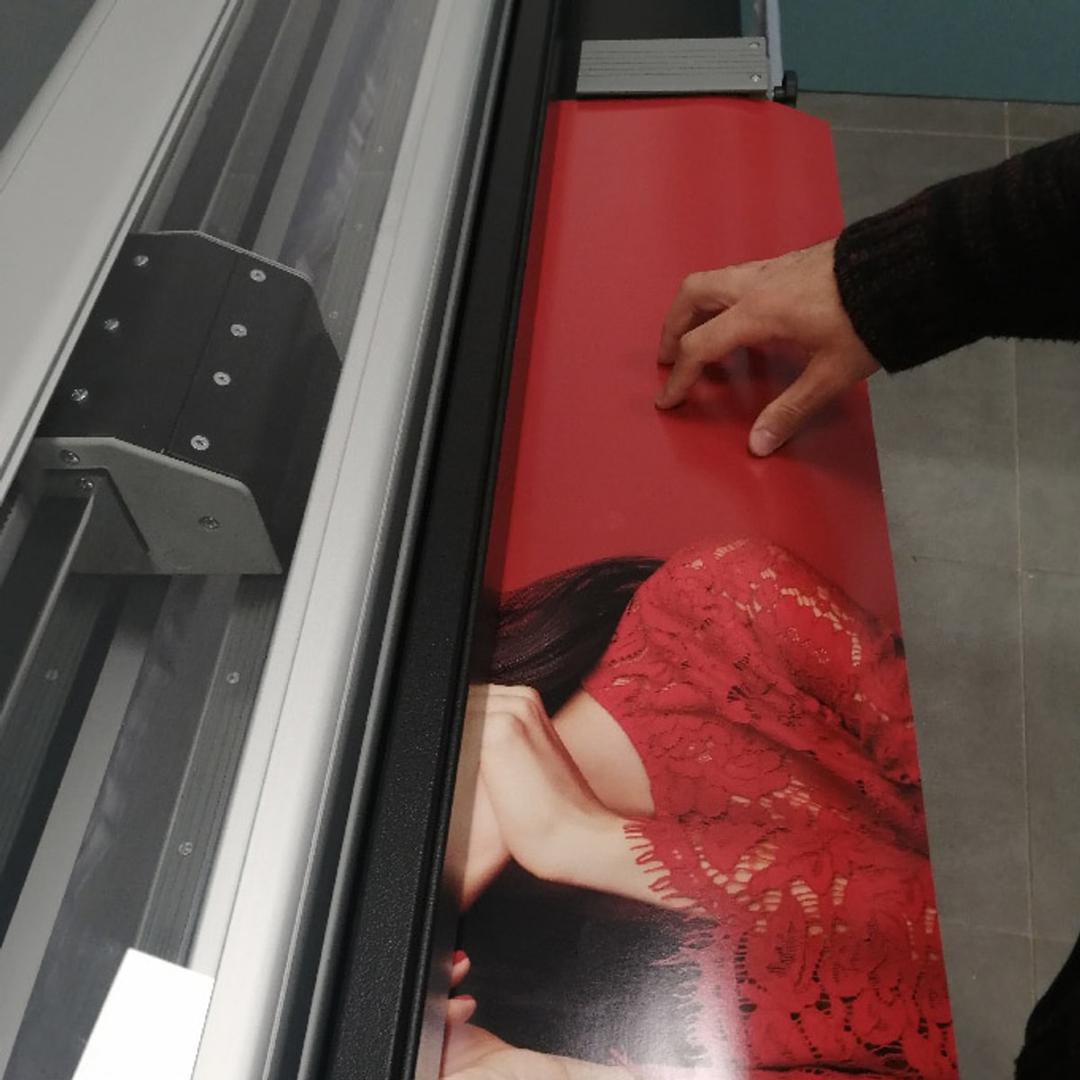 Opérateur tenant un tirage sur la table, coupeuse électrique NEOLT Electro Strong Trim 320