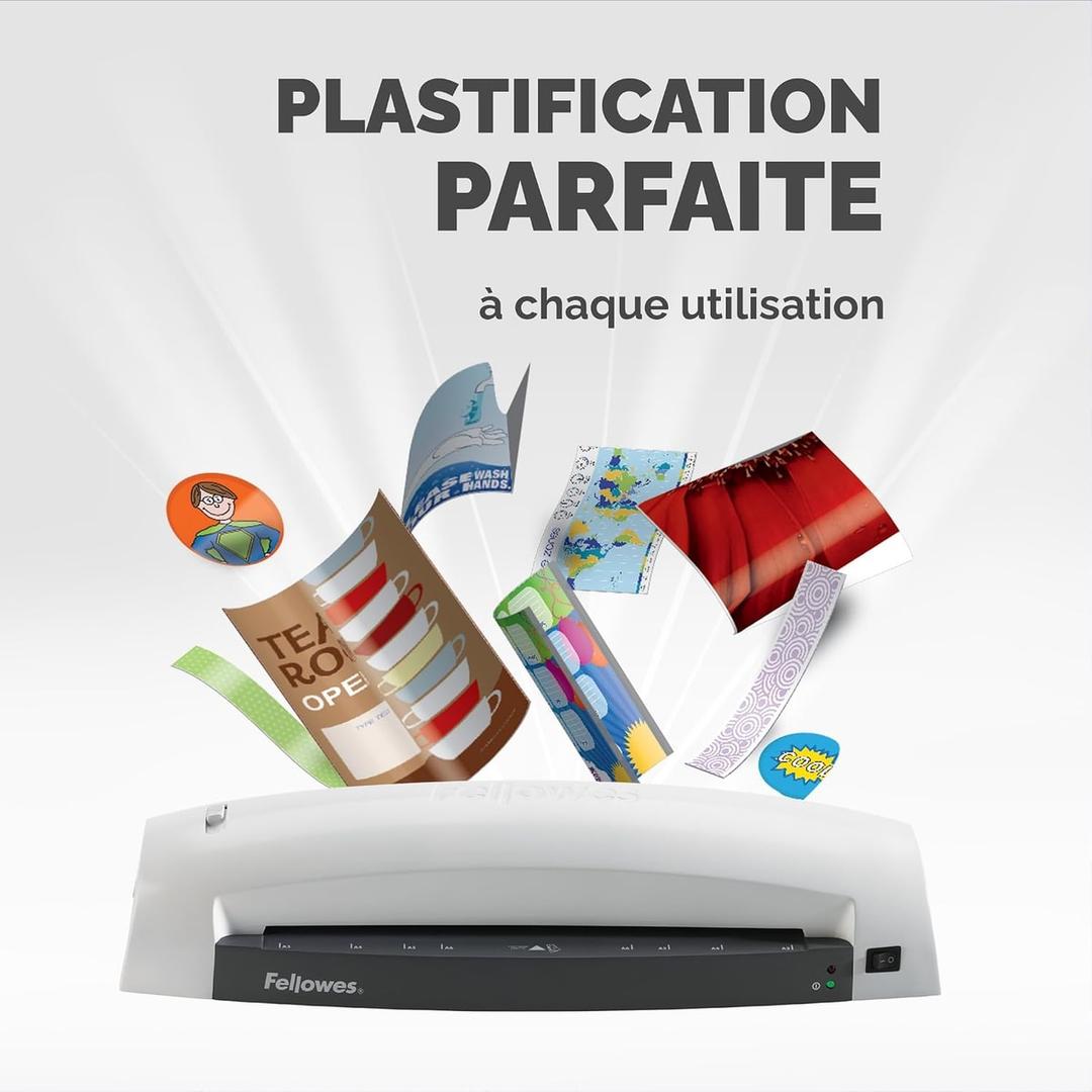 Documents plastifiés variés au-dessus de la plastifieuse à pochettes Fellowes Lunar A3