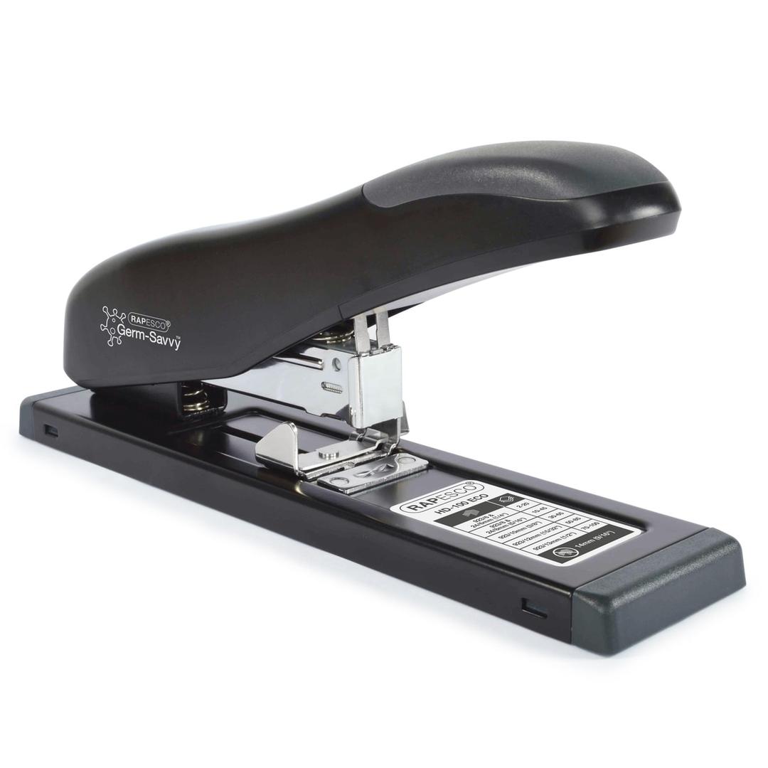 Agrafeuse grande capacité Rapesco ECO HD-100 noire, logo Germ-Savvy sur le capot et étiquette des agrafes sur le socle.