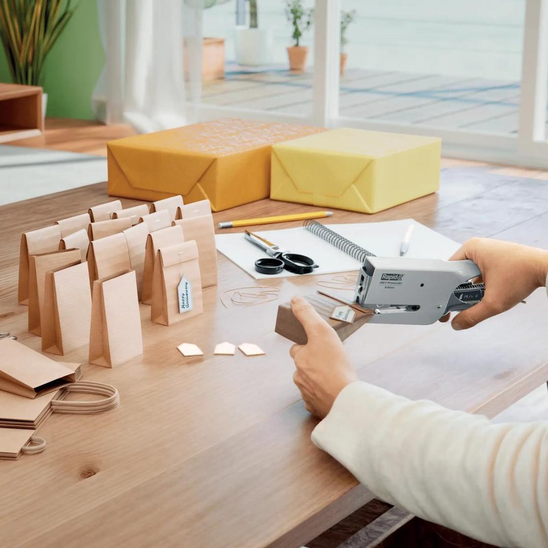 Sachets et étiquettes cadeaux agrafés avec la pince agrafeuse Rapid Classic Jaky PrestoJak blanche.