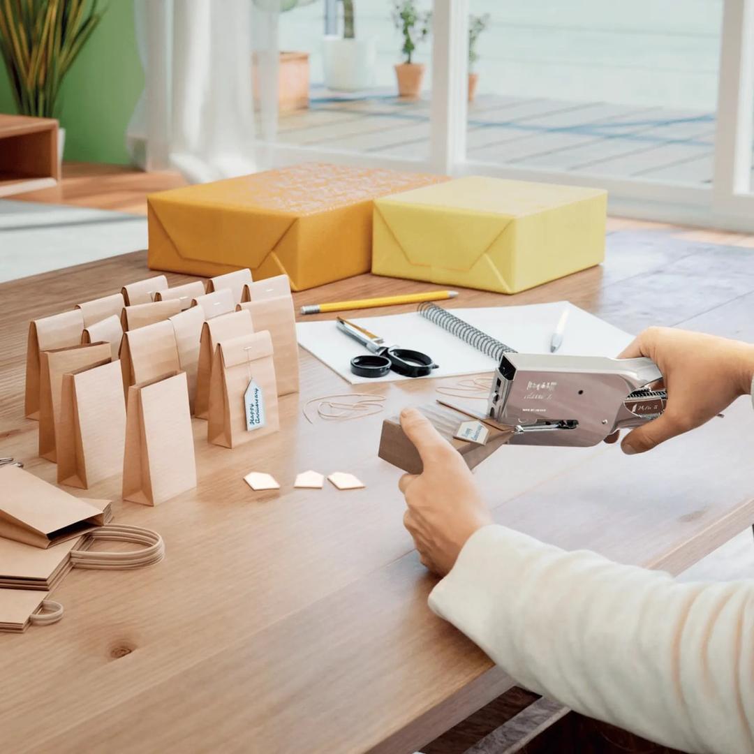 Sachets et étiquettes cadeaux agrafés avec la pince agrafeuse Rapid Classic K1+ chromée.