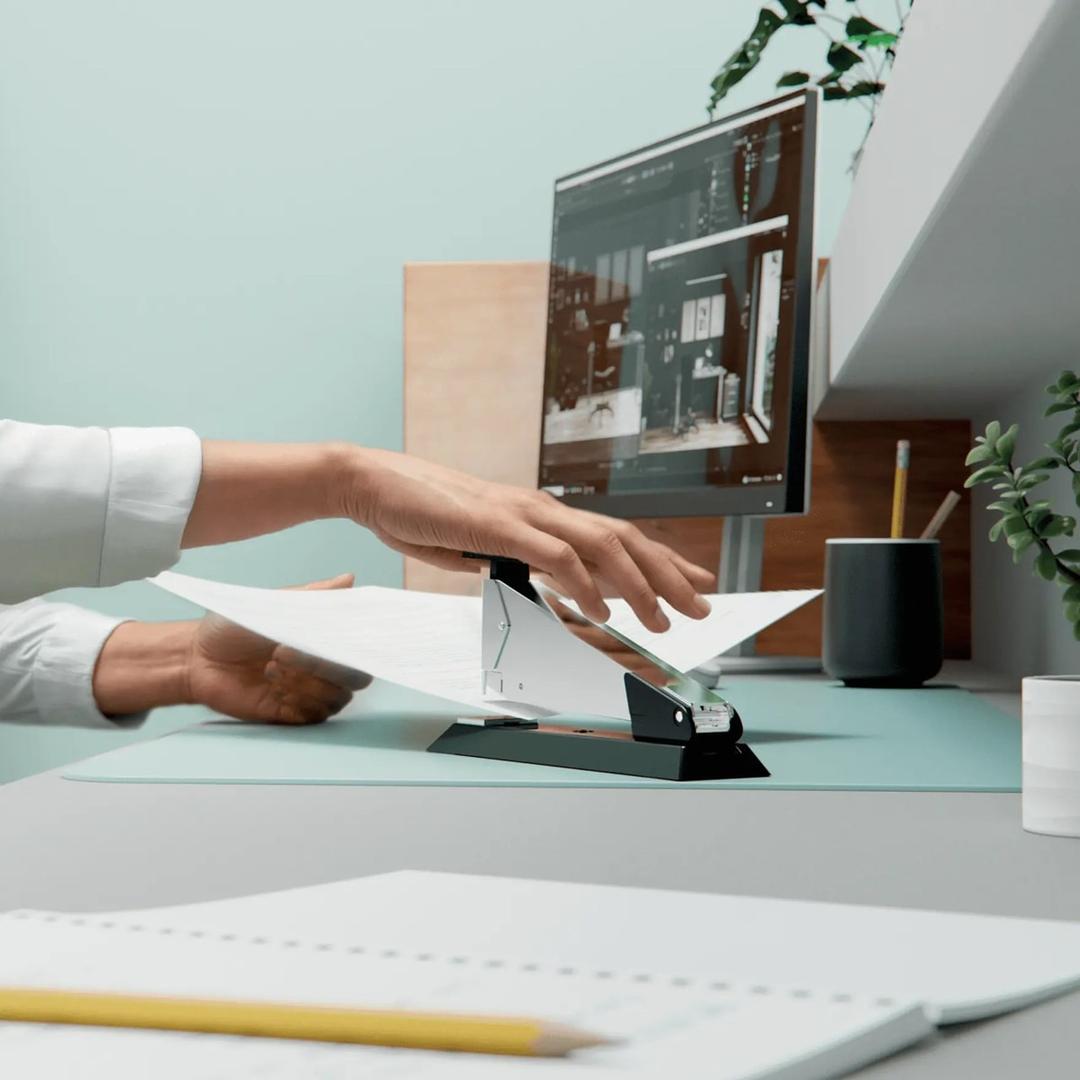 Liasse agrafée au bureau avec l'agrafeuse de bureau Rapid Classic K2+ noire.