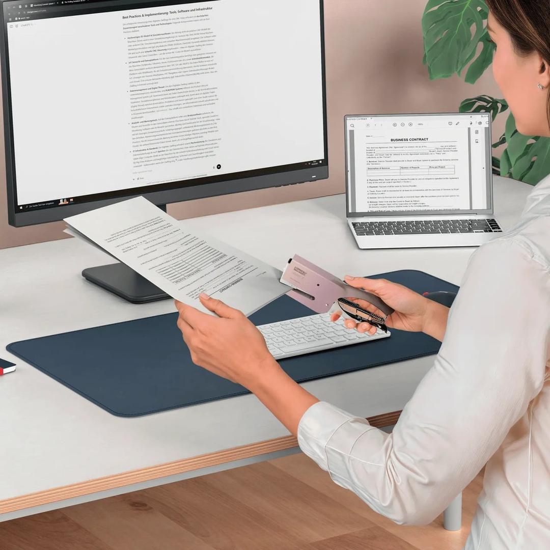 Documents agrafés au bureau avec la pince agrafeuse Rapid Classic K1+ rose.