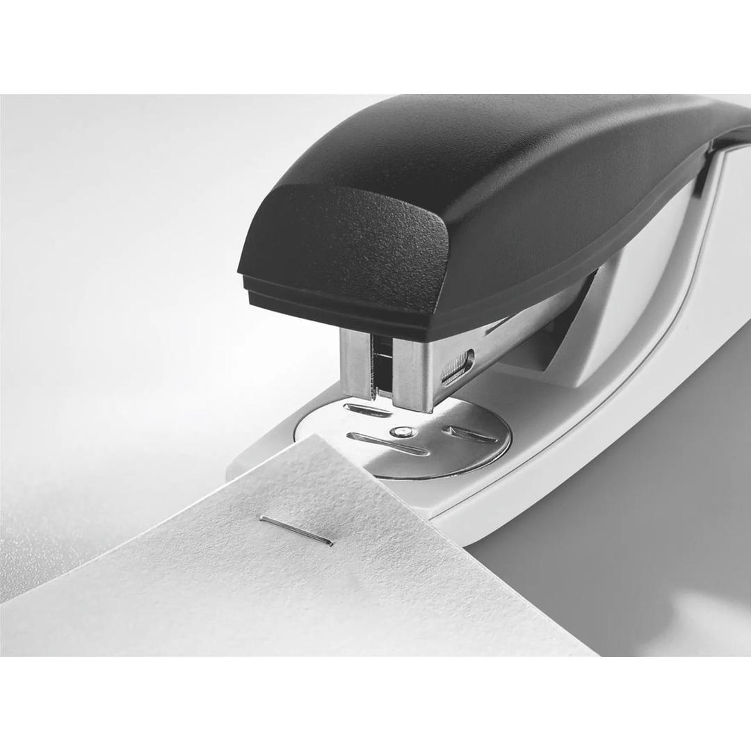 Tête de l'agrafeuse de bureau Leitz NeXXt 5501 qui agrafe le coin d'une feuille