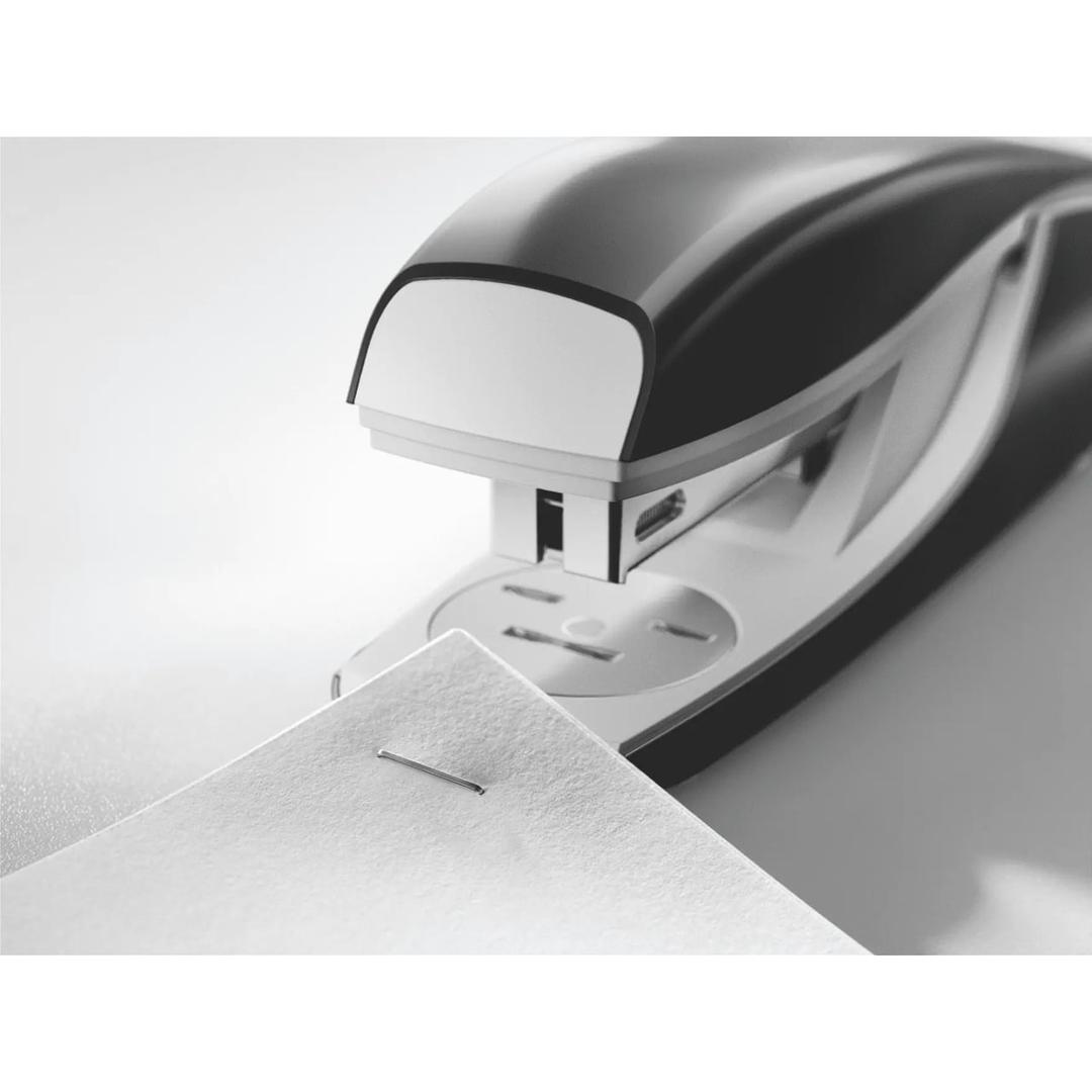Tête de l'agrafeuse de bureau Leitz NeXXt 5504 qui agrafe le coin d'une feuille