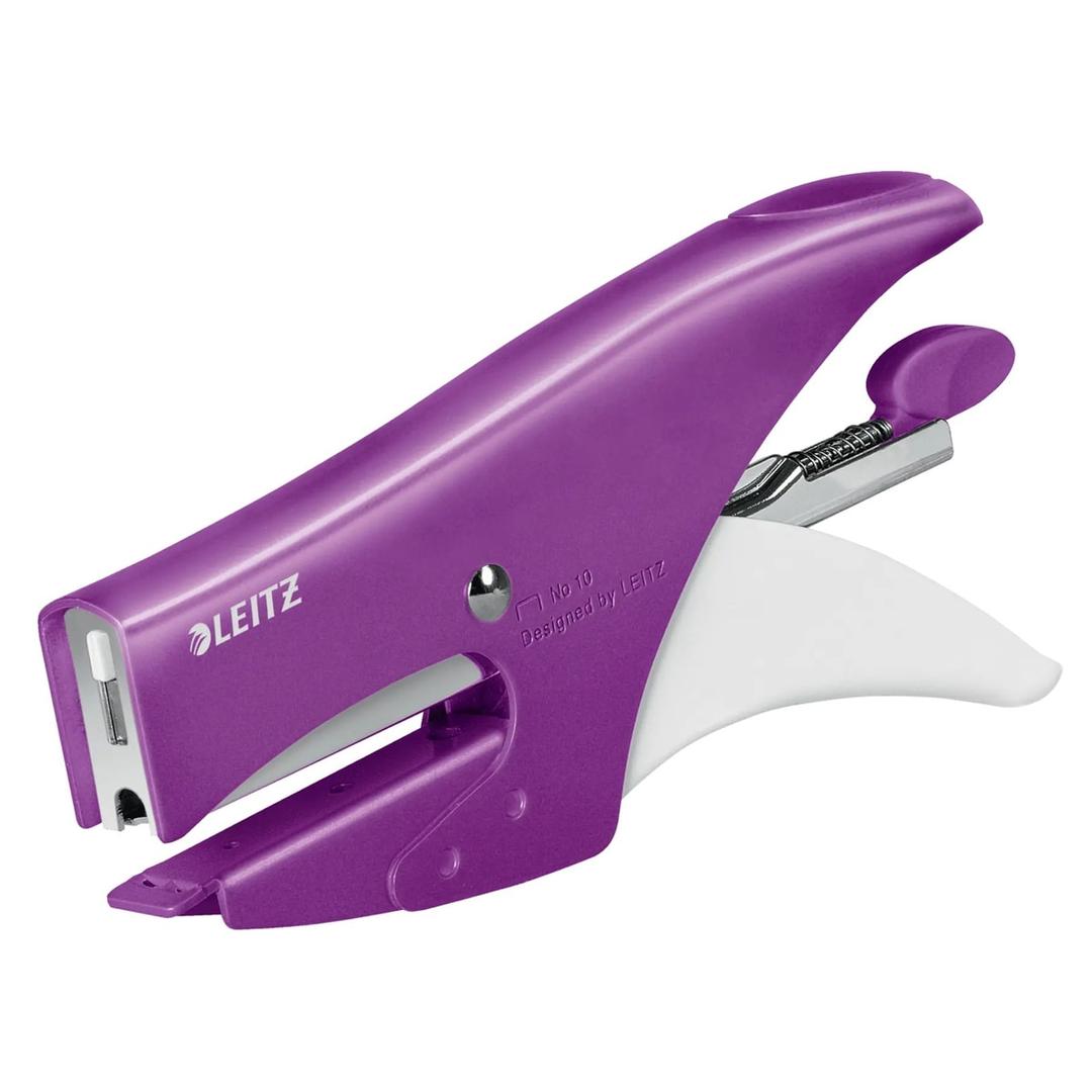 Pince agrafeuse Leitz WOW 5531 violette, vue de trois quarts.