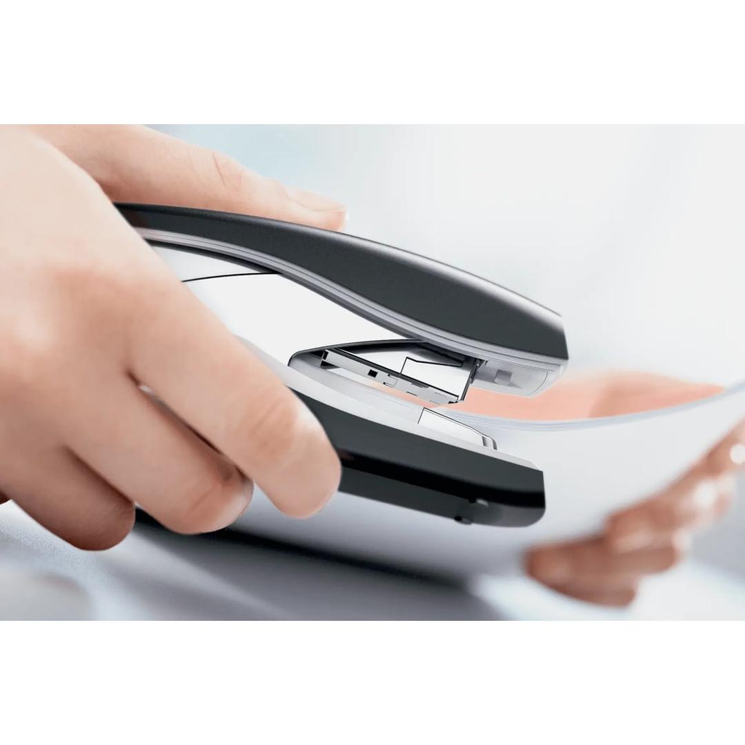 Agrafage dans la main avec l'agrafeuse de bureau à plat Leitz NeXXt Softpress 5603 noire.
