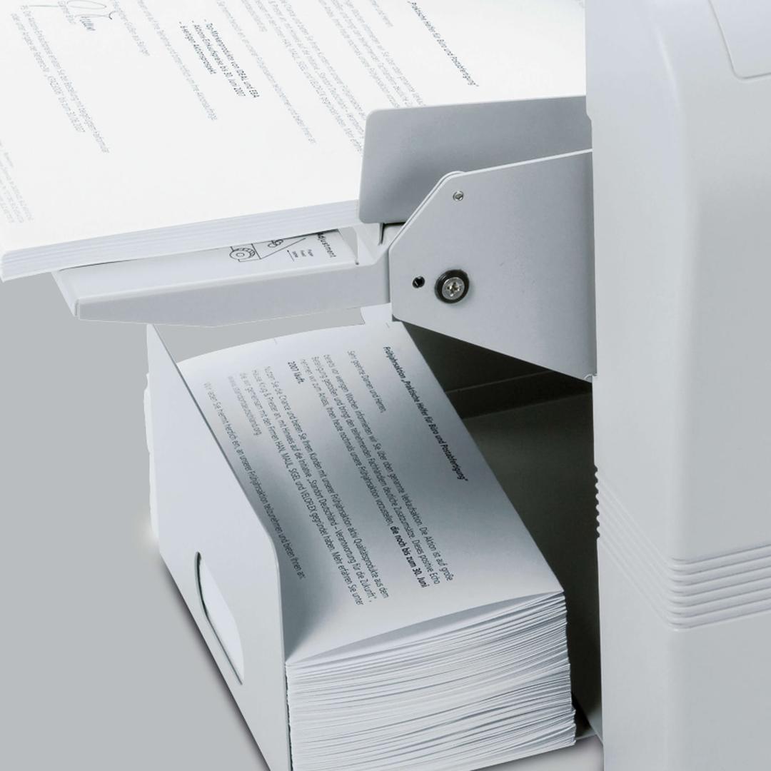 Plieuse de documents A4 8324 IDEAL - Plateau de réception de la plieuse IDEAL 8324 rempli de lettres pliées