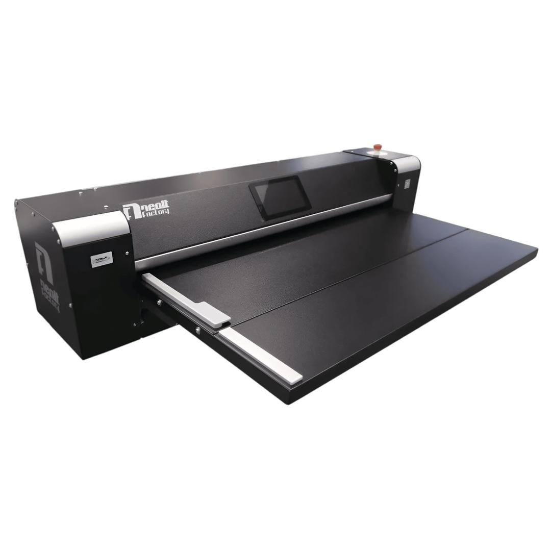 Plieuse de plans électrique grande largeur Neofold 1100 PL NEOLT — Posée sur une table
