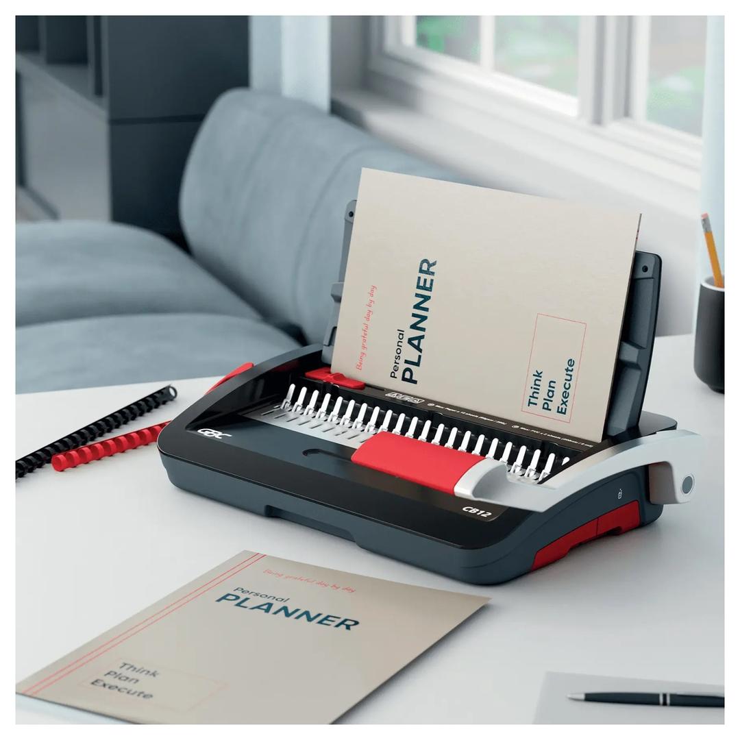 Perforelieuse manuelle à peignes plastiques, 12 feuilles CombBind CB12 GBC - Utilisée sur un bureau pour relier un document format a4 avec peigne plastique noir