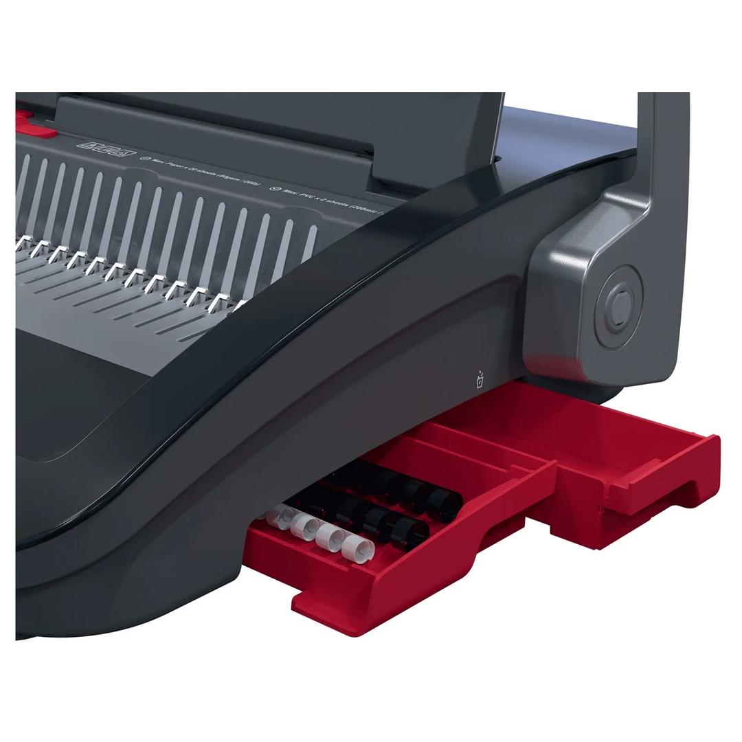 Perforelieuse manuelle à peignes plastiques, 20 feuilles CombBind CB20 GBC - Tiroir de rangement intégré ouvert avec peignes plastiques noirs et transparents visibles