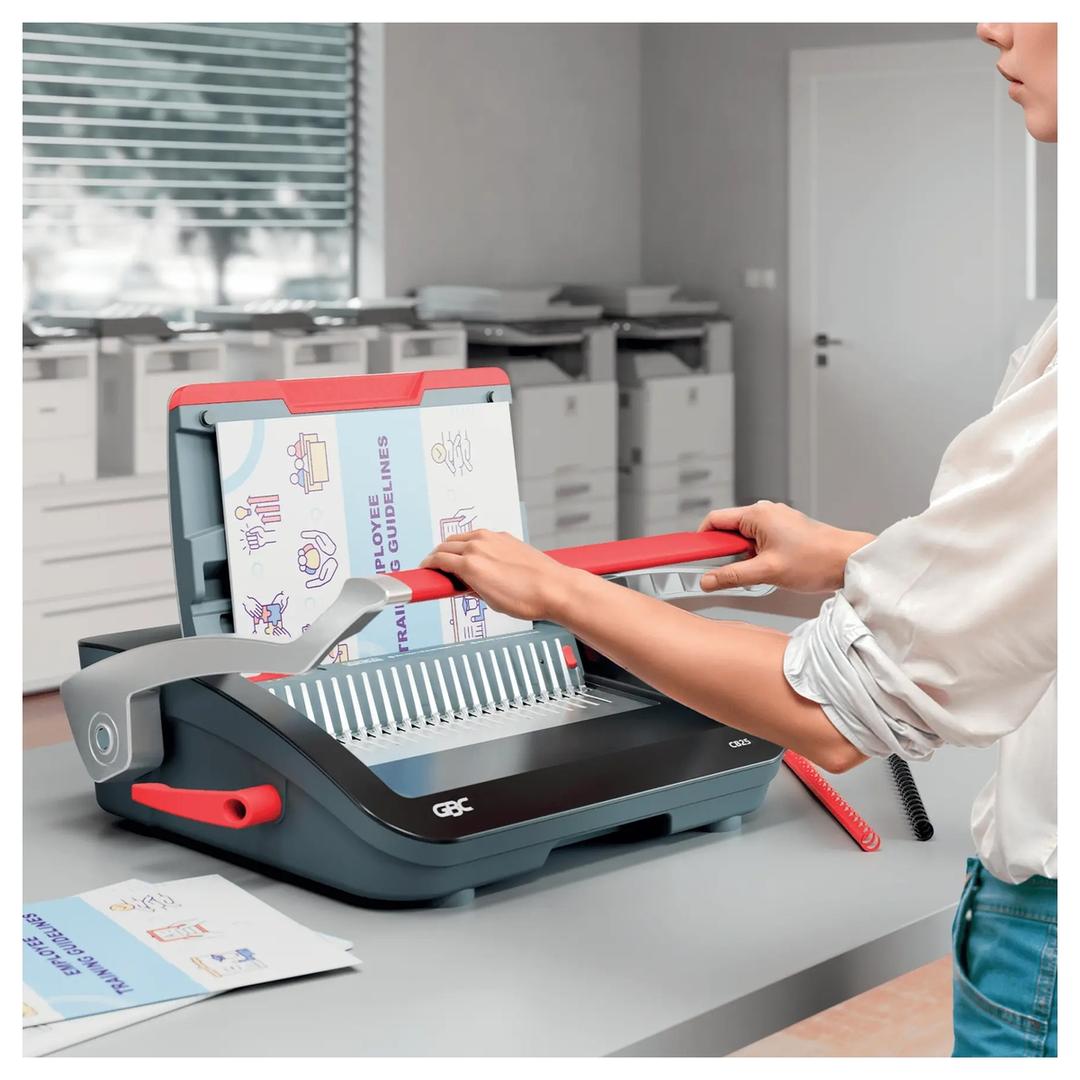 Perforelieuse manuelle à peignes plastiques, 25 feuilles CombBind CB25 GBC - Utilisée sur un bureau pour perforer et relier un document