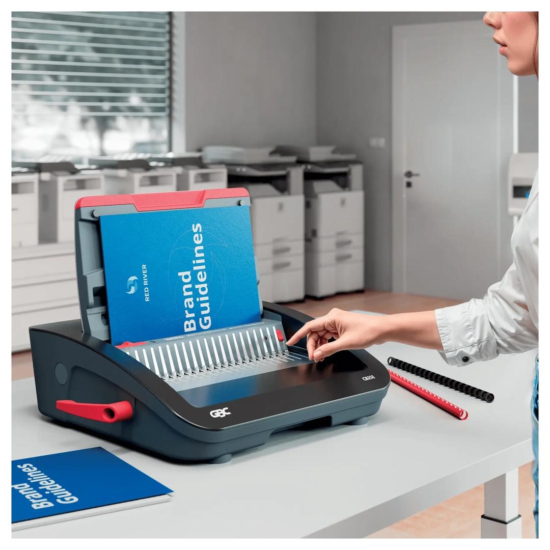 Perforelieuse électrique à peignes plastiques, 25 feuilles CombBind CB25E GBC - Utilisation en bureau avec rapport inséré