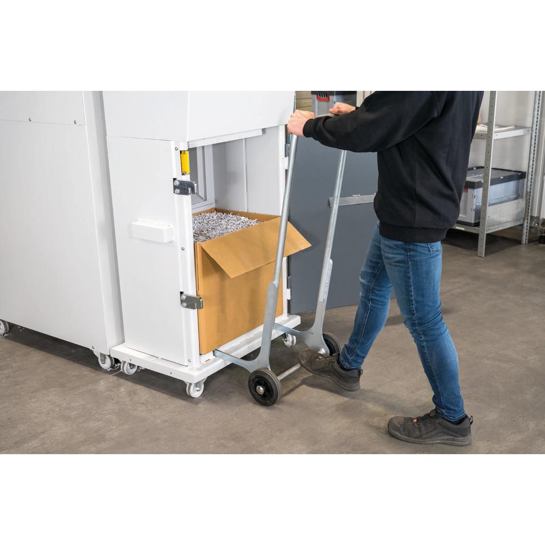 Combinaison destructeur-presse, coupe droite P-2 Powerline SP 4040 V 5,8 mm HSM - Opérateur évacuant une balle de papier compressé avec le chariot d'éjection de la combinaison HSM Powerline SP 4040 V