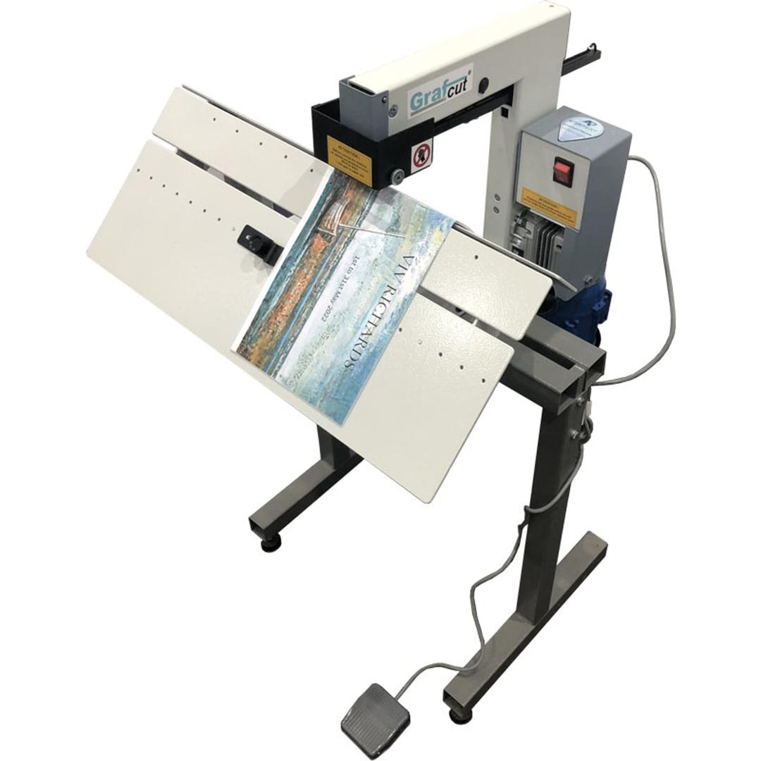 Agrafeuse électrique à pédale, 1 tête X-14 I GRAFCUT - Agrafeuse électrique Grafcut X-14 I, table en position à cheval avec une brochure posée