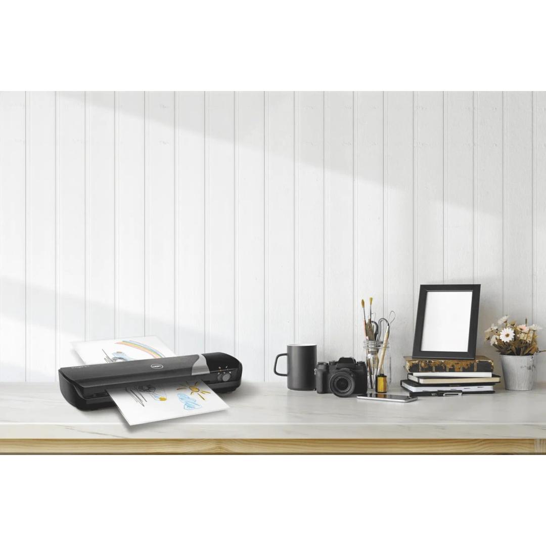 Plastifieuse à pochettes GBC Inspire+ A4 noire posée sur un bureau
