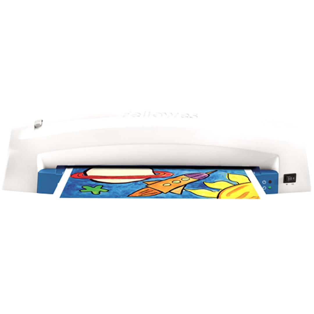 Plastifieuse à pochettes Fellowes Lunar+ A3 de face, un dessin d'enfant engagé dans la fente
