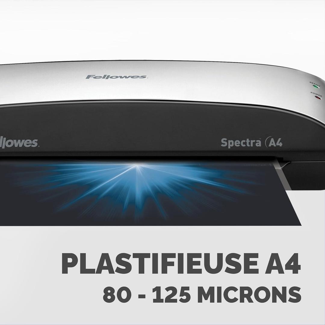 Document en sortie de la plastifieuse à pochettes Fellowes Spectra A4, capot chromé
