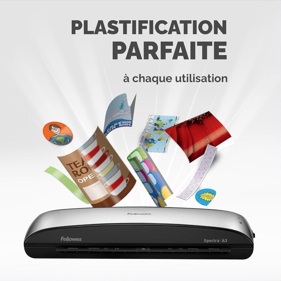 Documents plastifiés variés au-dessus de la plastifieuse à pochettes Fellowes Spectra A3