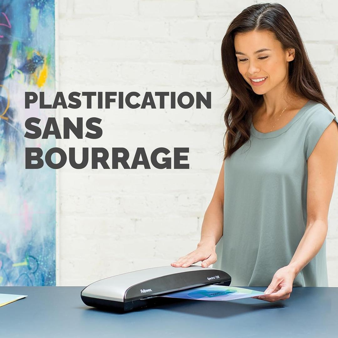 Utilisatrice glissant un document dans la plastifieuse à pochettes Fellowes Spectra A3