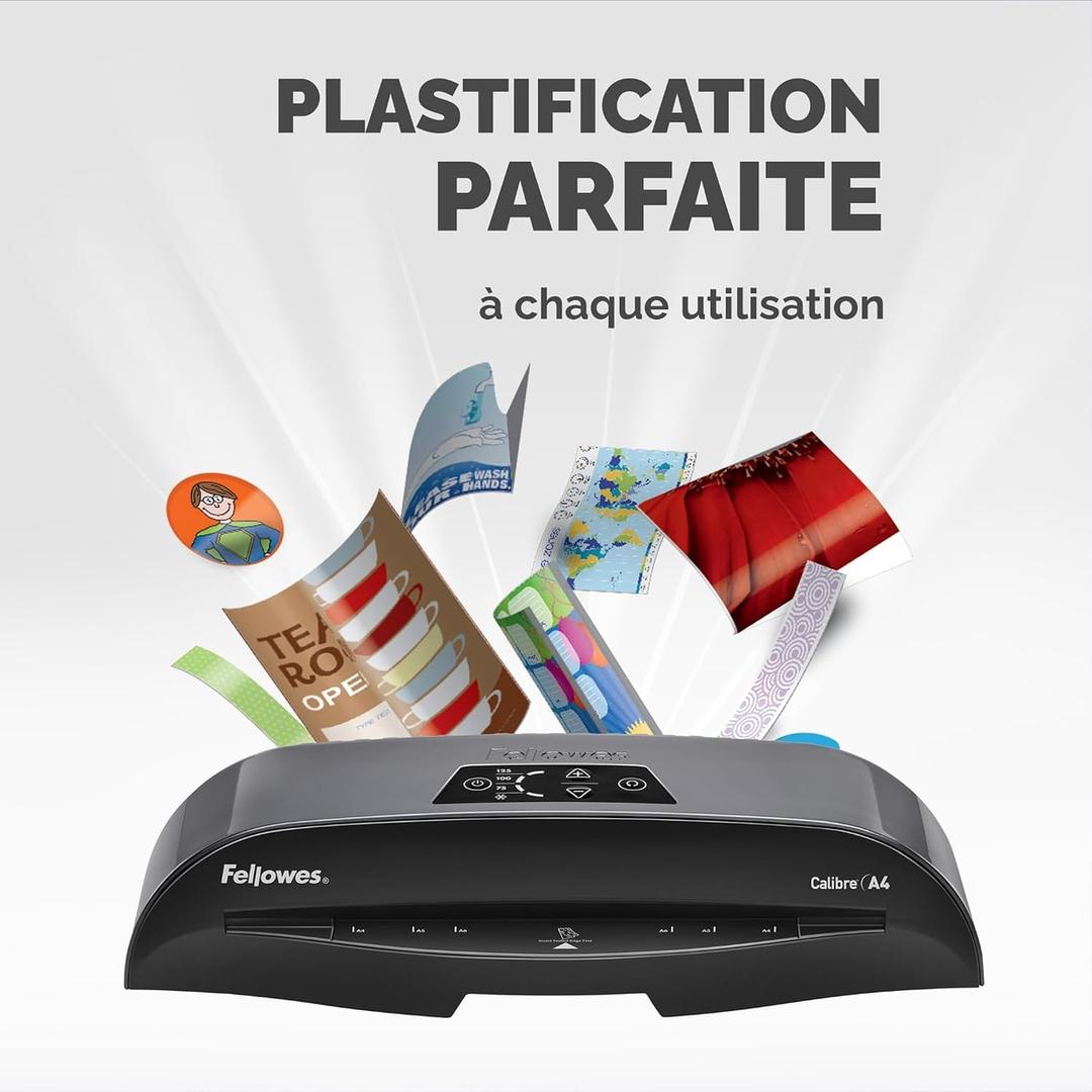 Documents plastifiés variés au-dessus de la plastifieuse à pochettes Fellowes Calibre A4