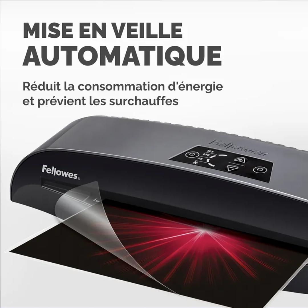 La plastifieuse à pochettes Fellowes Calibre A3 de trois quarts, une pochette en sortie