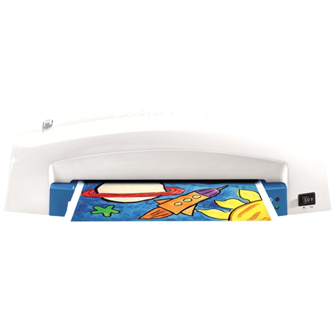 Plastifieuse à pochettes Fellowes Lunar+ A4 de face, un dessin d'enfant engagé dans la fente