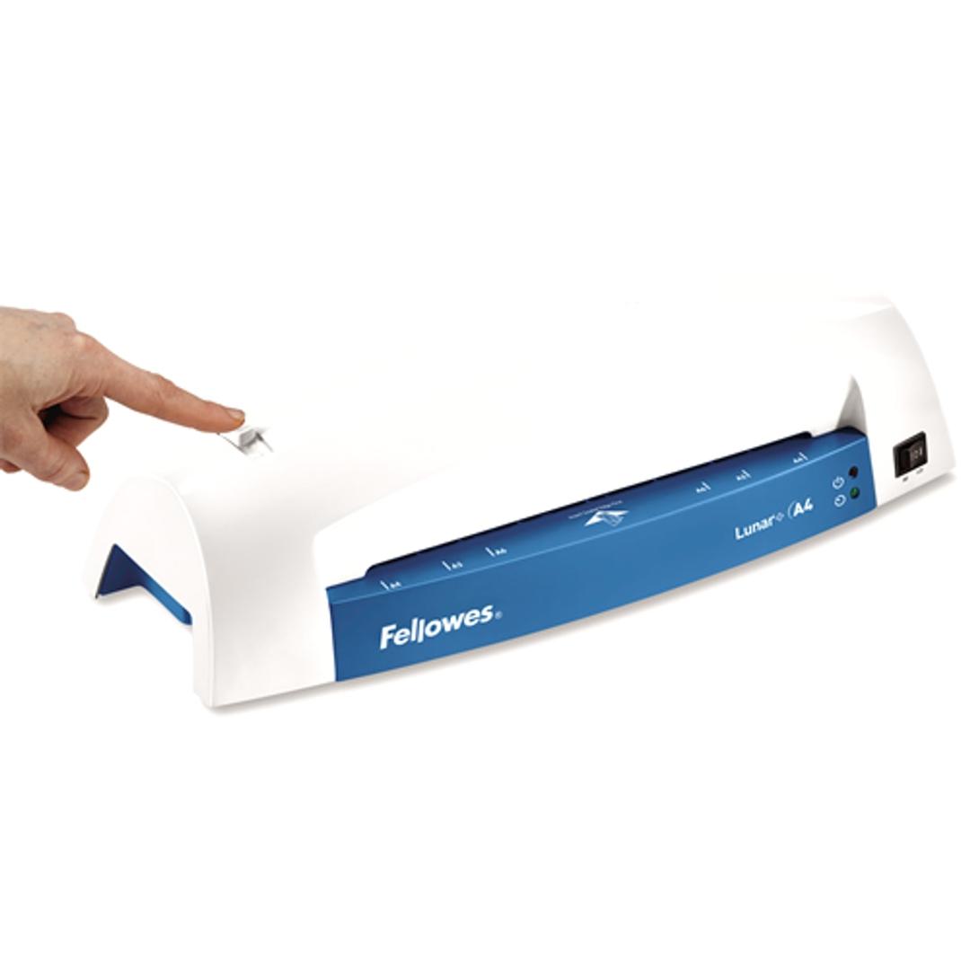Doigt appuyant sur le levier de déblocage, sur le dessus de la plastifieuse à pochettes Fellowes Lunar+ A4