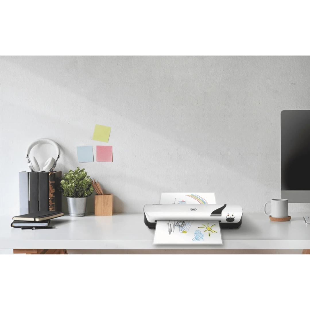 Plastifieuse à pochettes GBC Inspire+ A4 blanche posée sur un bureau