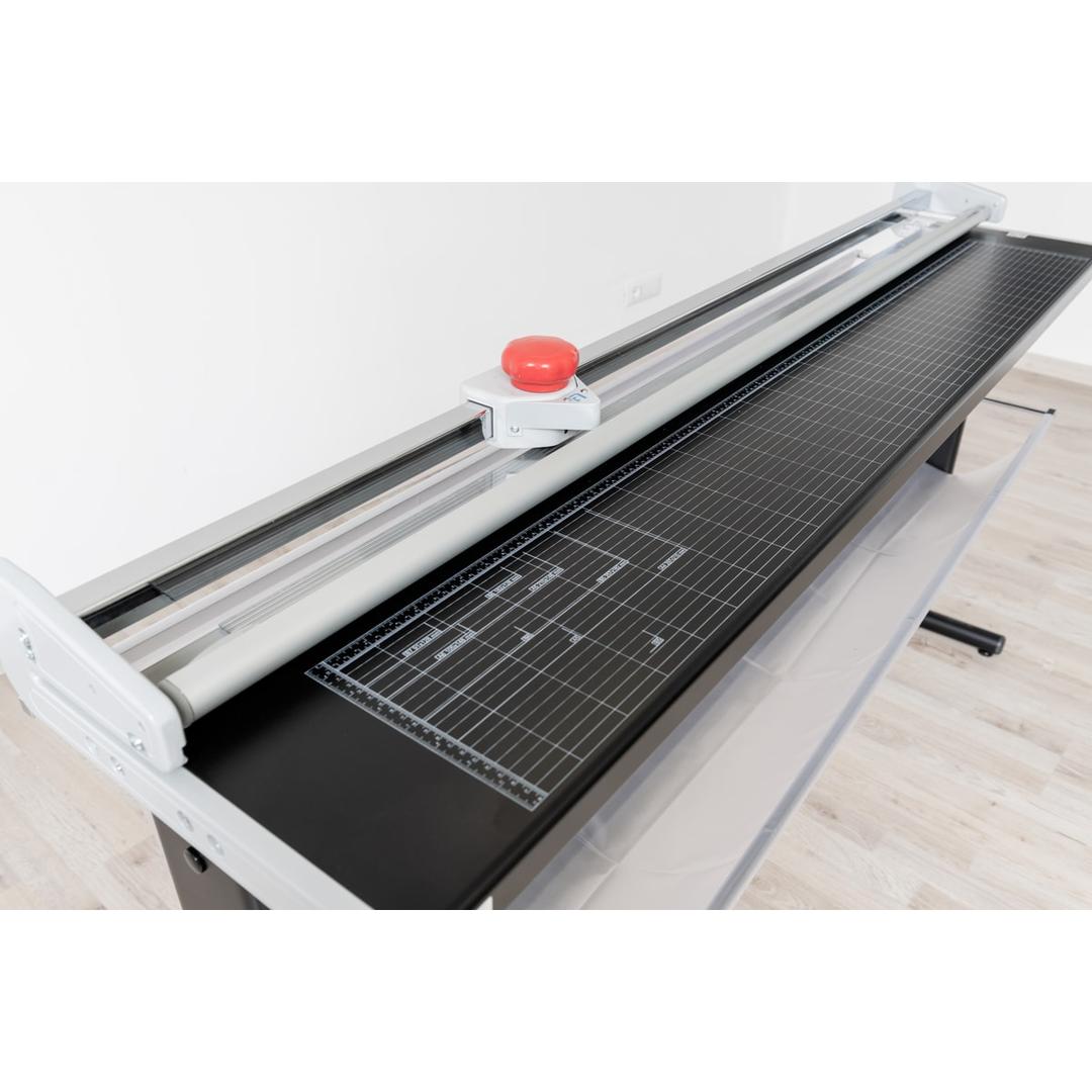 Coupeuse de plans manuelle A0+, jusqu'à 1,2 mm Manual Trim Plus 200 NEOLT - Table en acier sérigraphiée et barre de guidage de la coupeuse de plans NEOLT Manual Trim Plus 200