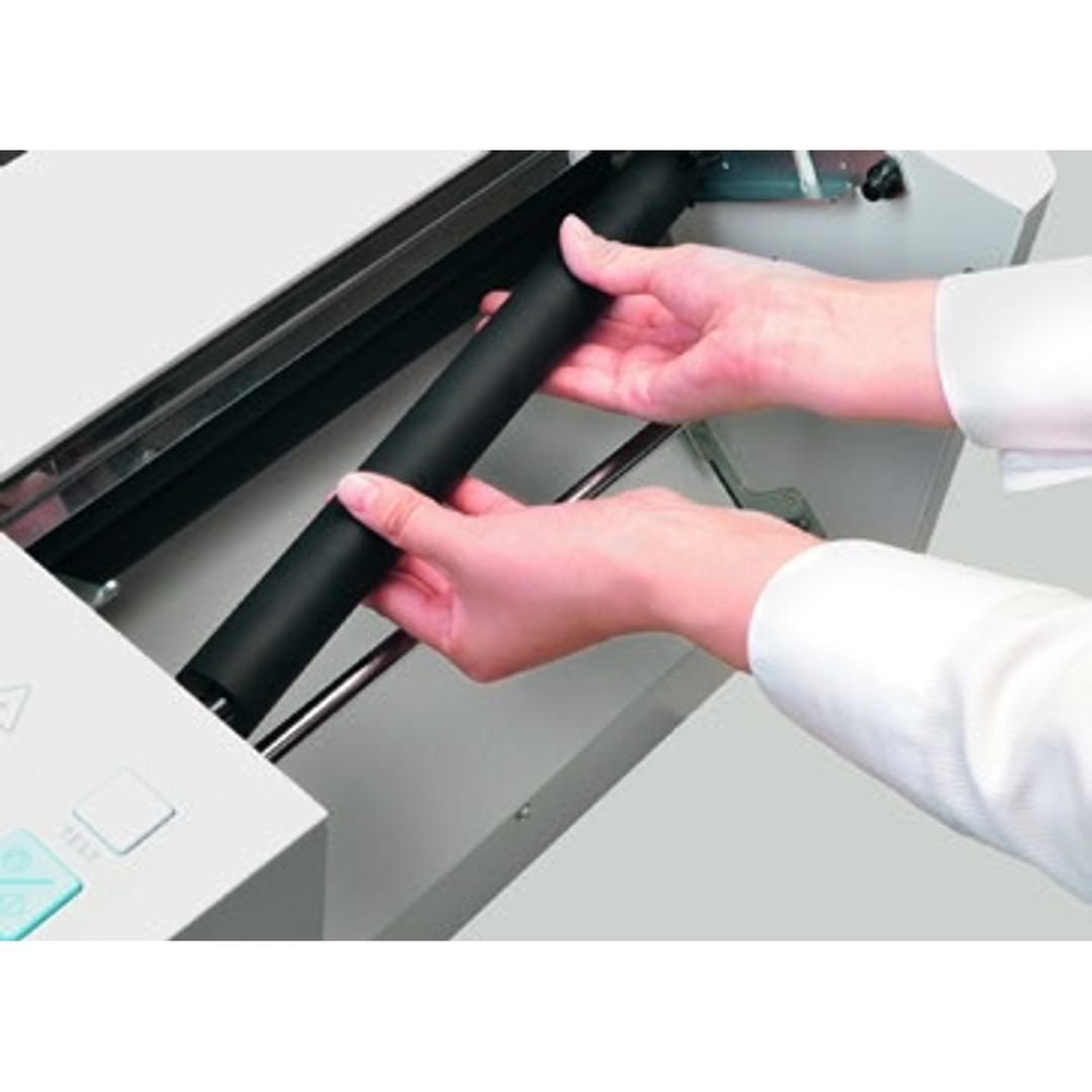 Plieuse de documents A3 EZF-100 UCHIDA — Rouleau de pliage retiré de la plieuse Uchida EZF-100 pour le nettoyage