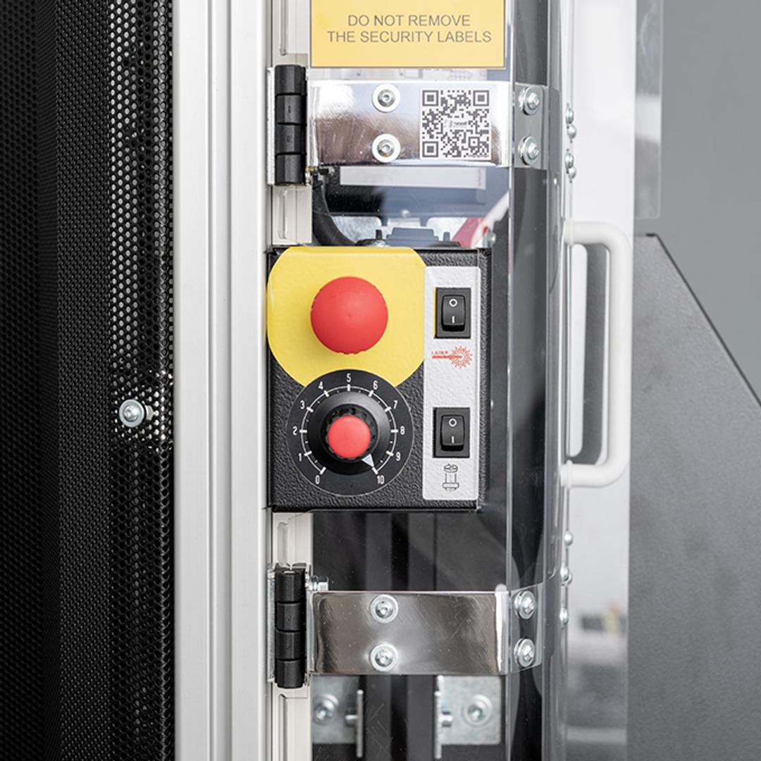 Coupeuse verticale électrique Sword EL 250 NEOLT — Boîtier de commande de la coupeuse verticale électrique NEOLT Sword EL 250, arrêt d'urgence et réglage de la vitesse