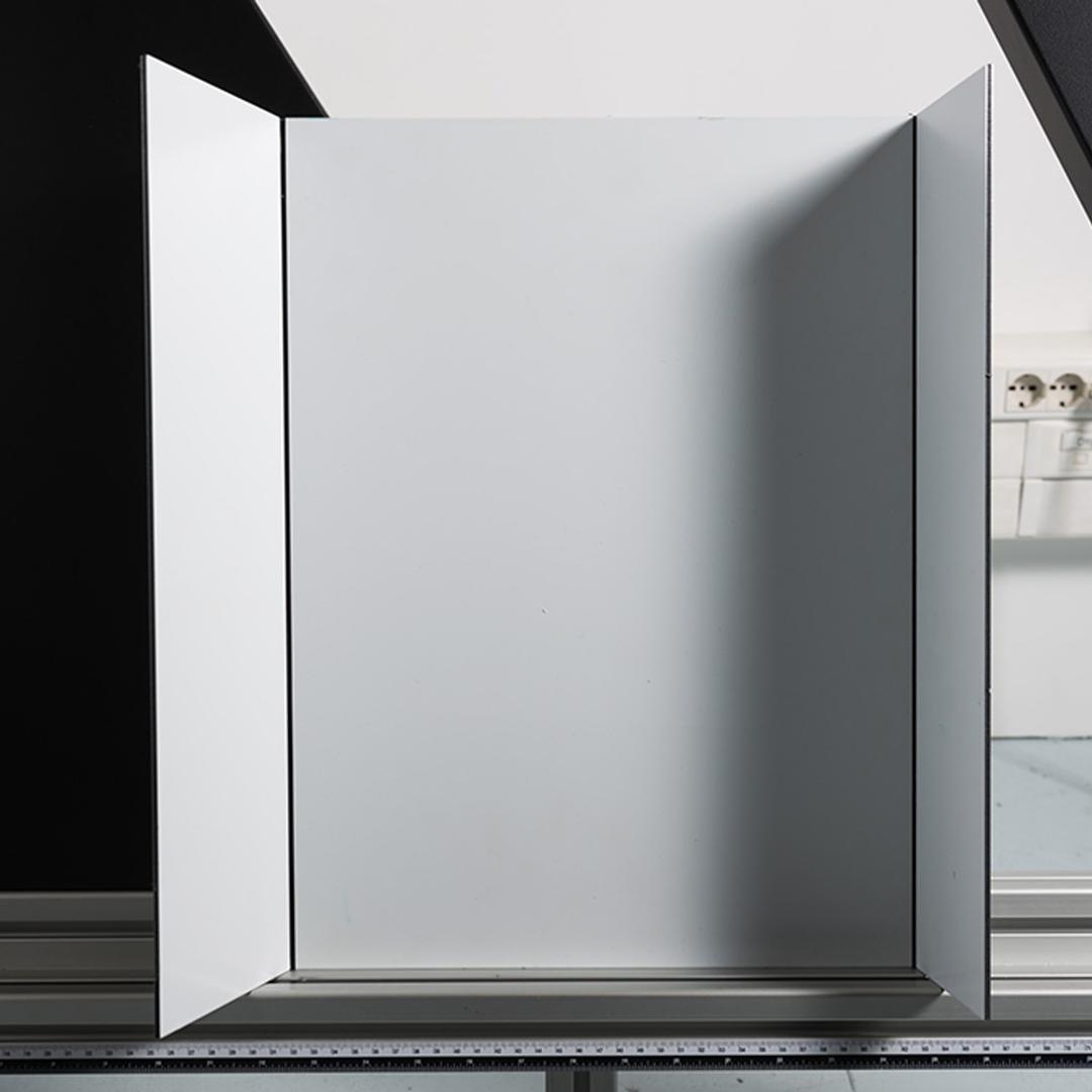 Coupeuse verticale électrique Sword ELS 250 NEOLT — Panneau de Dibond plié après un rainage en V sur la coupeuse verticale NEOLT Sword ELS 250