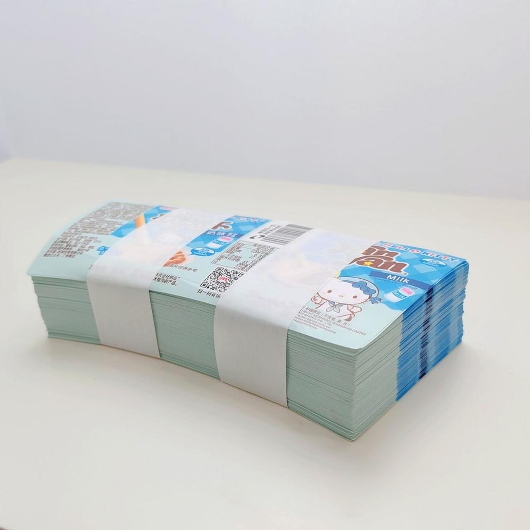 Banderoleuse de table, paquets jusqu'à 460 mm WK02-30 SUNPACK - Liasse d'étiquettes serrée par une bande papier, posée par la banderoleuse SUNPACK WK02-30