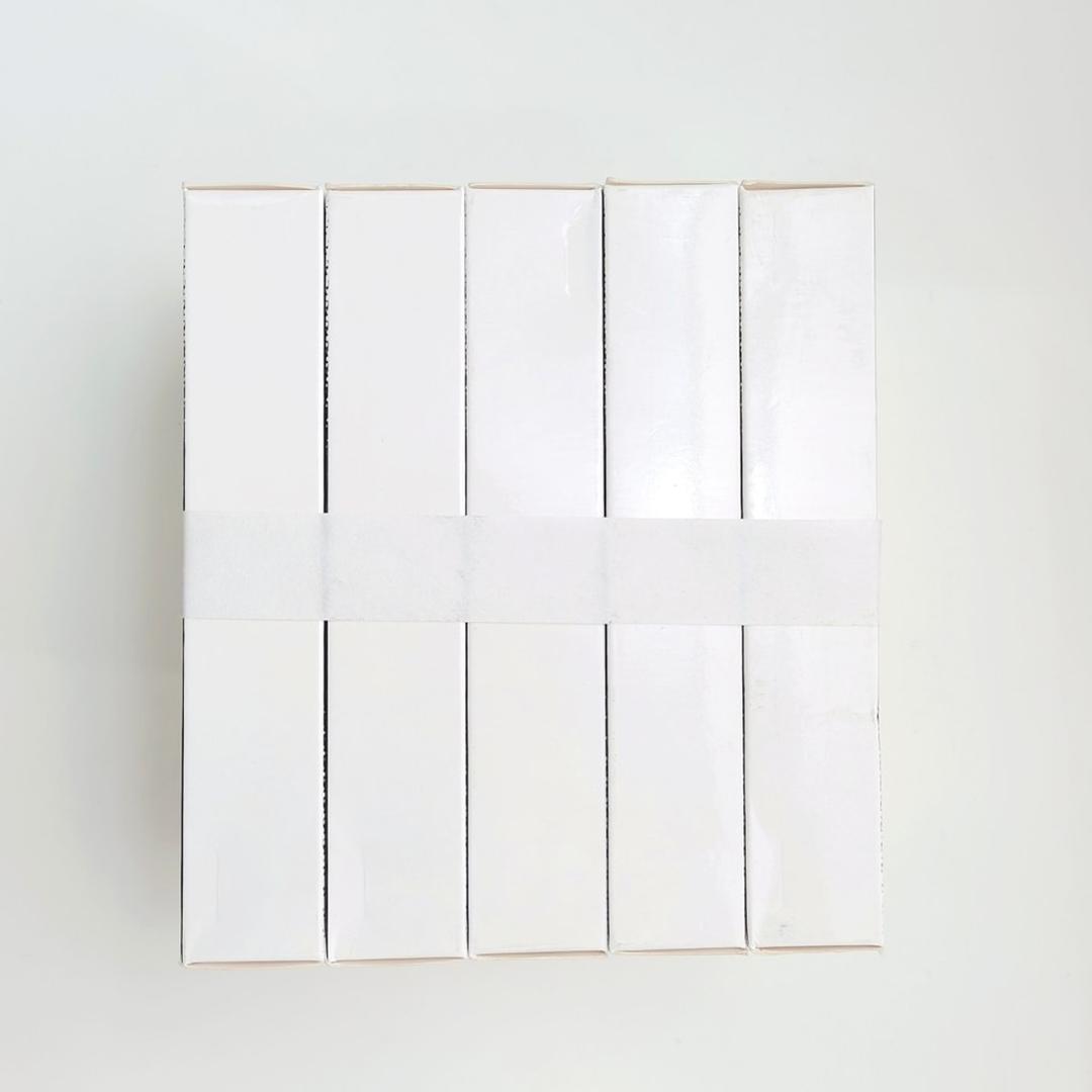 Banderoleuse de table, paquets jusqu'à 460 mm WK02-30 SUNPACK - Lot de boîtes blanches regroupées par une bande, banderoleuse SUNPACK WK02-30