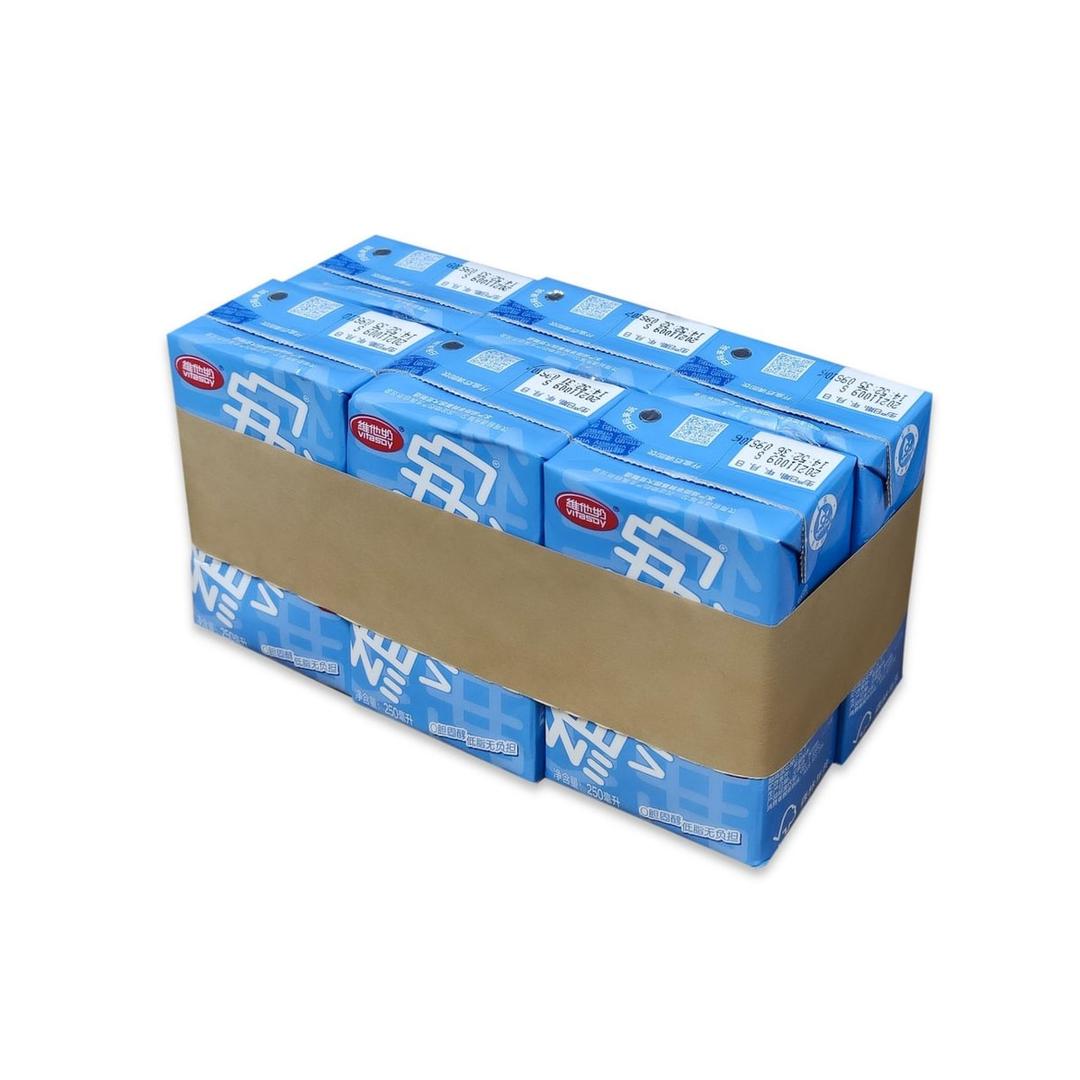 Banderoleuse de table à écran tactile WK04-30 SUNPACK - Lot de briques de boisson regroupées par une bande kraft, banderoleuse SUNPACK WK04-30