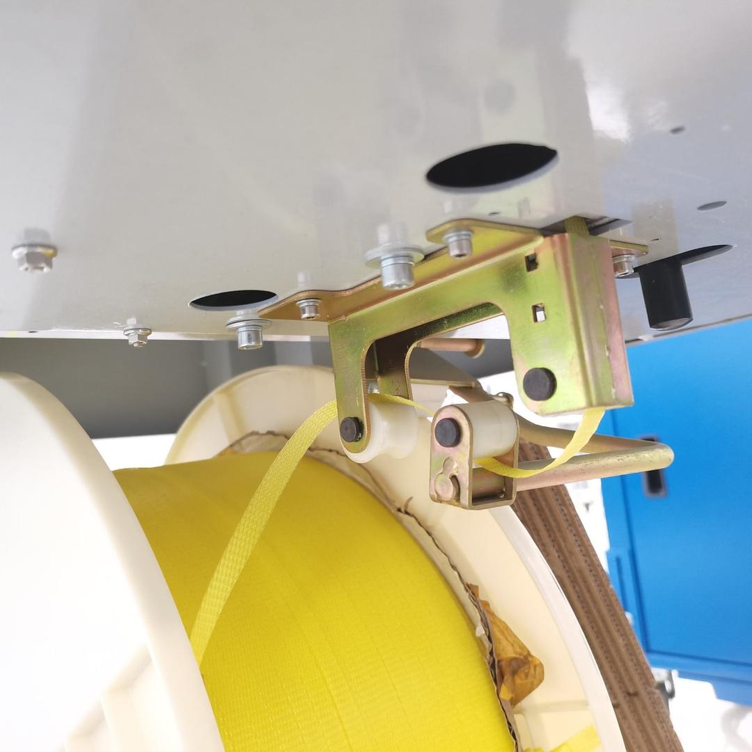 Cercleuse semi-automatique, feuillard 5 à 15,5 mm TD88A SUNPACK - Feuillard polypropylène jaune guidé depuis la bobine vers la tête de la cercleuse SUNPACK TD88A
