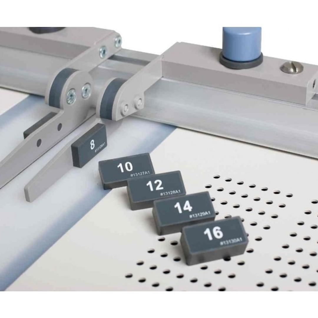 Couverturière pour couvertures rigides 330 x 330 mm Casematic H32 Pro FASTBIND - Guides espaceurs 10, 12, 14 et 16 mm sur la table aspirante d'une couverturière Fastbind Casematic