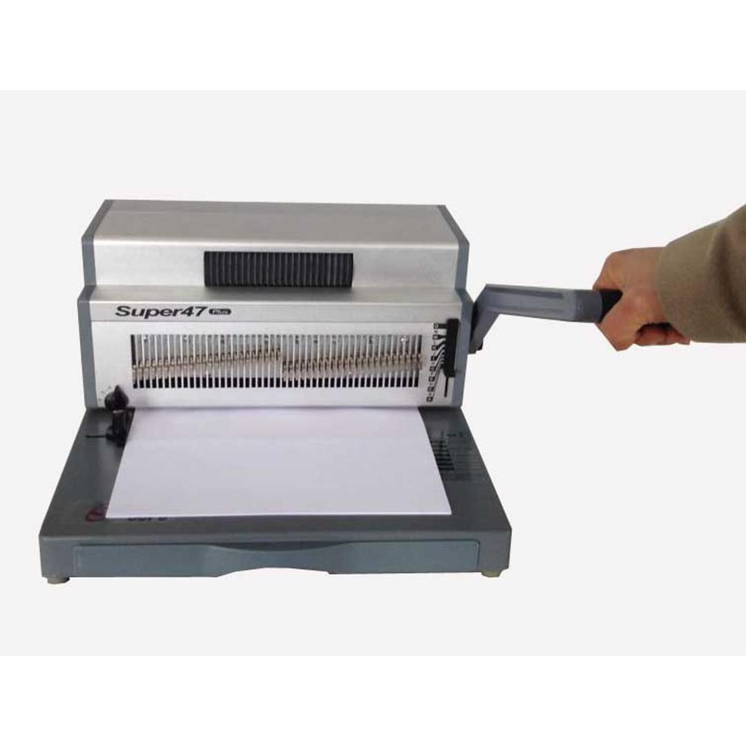 Perforelieur manuel pour spirales coils 4:1 SUPER47 FALCON K - Perforation au levier sur le perforelieur manuel Falcon K SUPER47