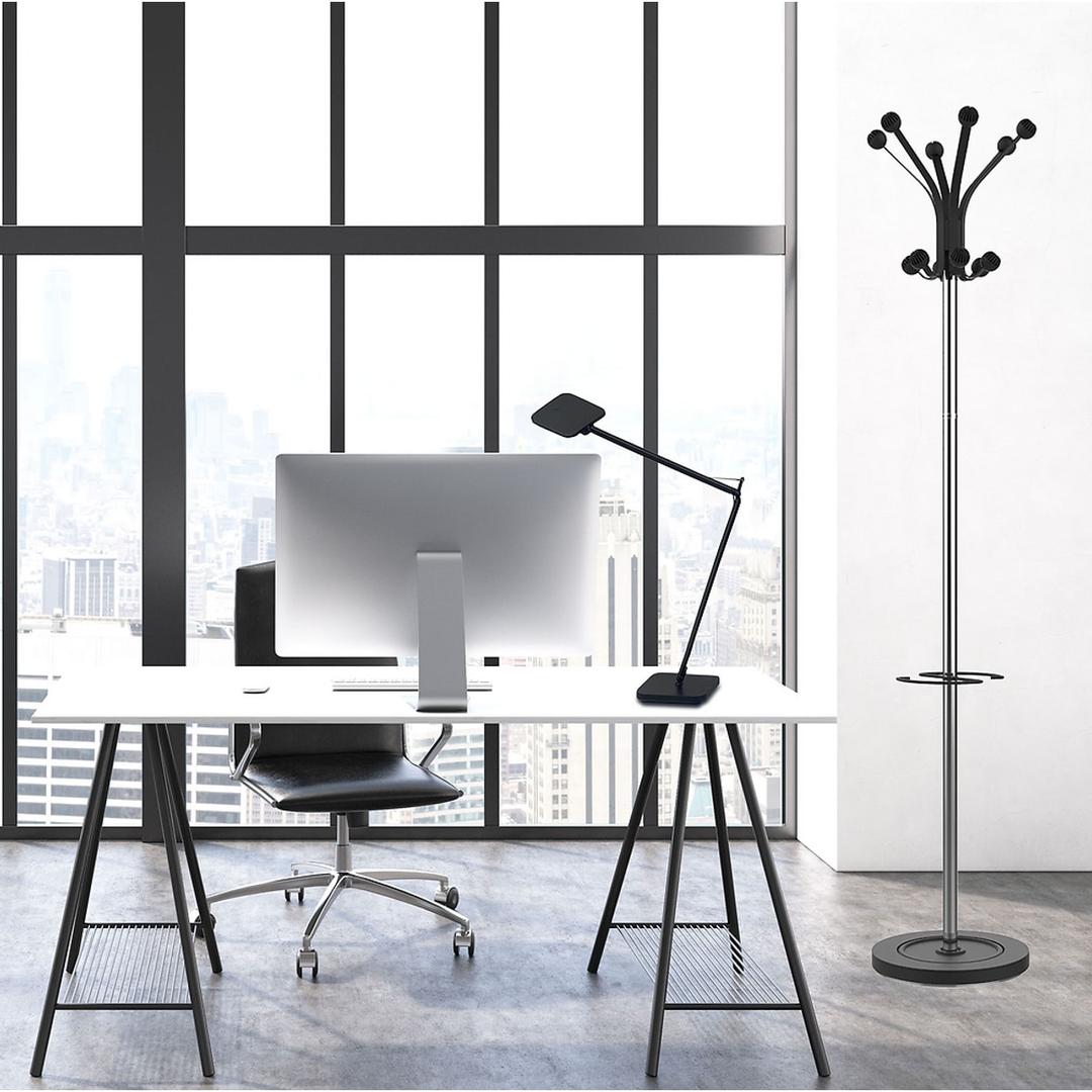 Portemanteau sur pied, 12 patères HAKEA UNILUX - Portemanteau sur pied UNILUX HAKEA à côté d'un bureau