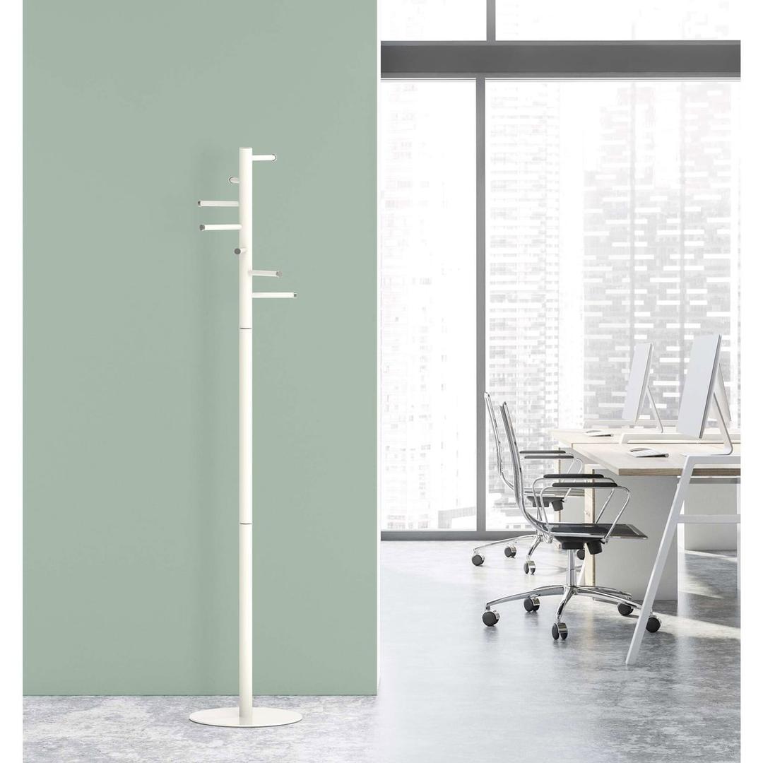 Portemanteau sur pied, 7 tringles caurus blanc MAUL - Portemanteau sur pied MAULcaurus blanc, en situation